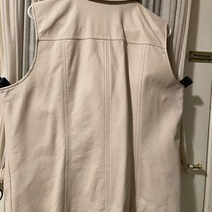 Dennis Basso, Faux Leather Vest.
ZIP Front, Zip Pockets.
Princess Seams.